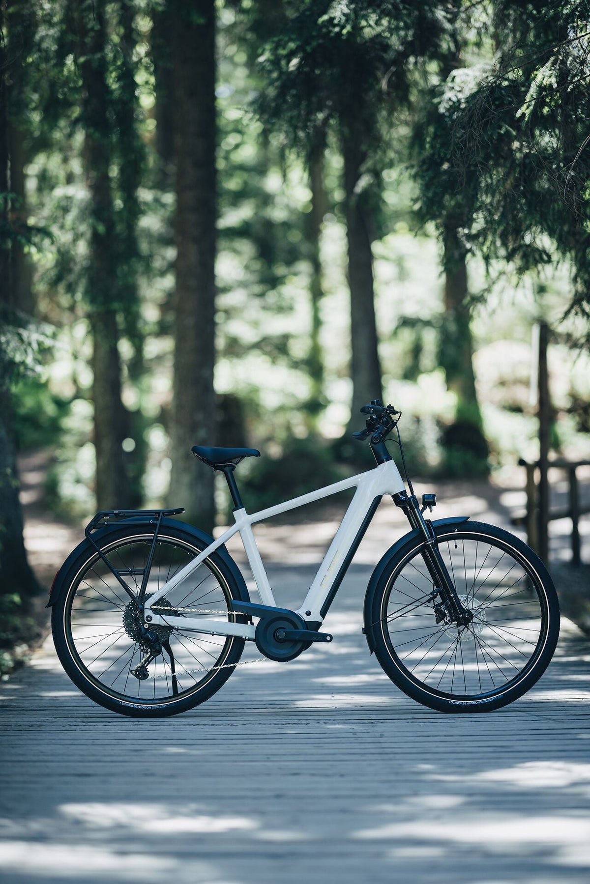 Cube Touring Hybrid ONE 600 metallicwhite´n´chrome 2027 – E-Trekkingrad – Seitenansicht 2