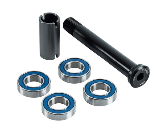 Das Cube CUBE Lager-/Schraubensatz Rock Mount Set besteht aus einer schwarzen Achse, einem zylindrischen Abstandshalter und vier blau gedichteten Kugellagern, die mit den Modellen Cube Stereo 120 und Umlenkhebel kompatibel sind (auf weißem Hintergrund).