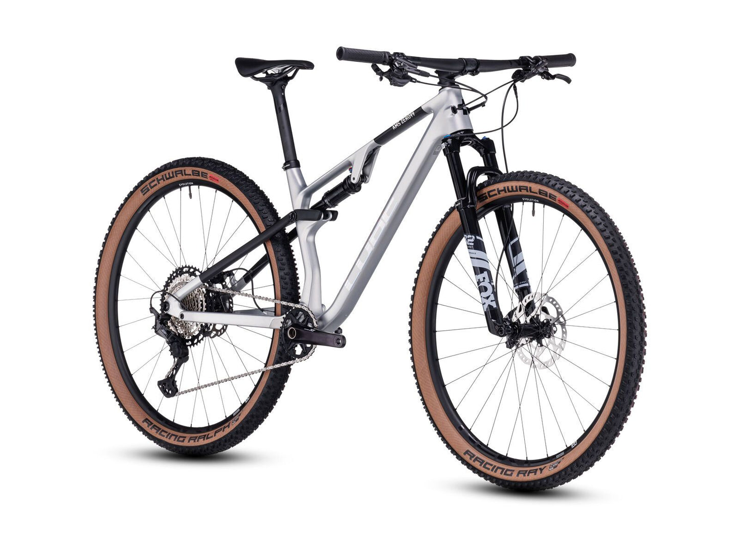 Das Cube CUBE AMS ZERO99 C:68X Race 29 silver'n'black ist ein modernes, vollgefedertes Mountainbike mit silbernem Carbonrahmen, schwarzen Komponenten und hellbraunen Reifen, die von vorne auf weißem Grund zu sehen sind.
