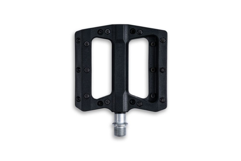 Das RFR Pedale Flat ETP von RFR zeichnet sich durch eine schwarze, große, rechteckige Plattform mit sichtbaren Anti-Rutsch-Pins für den Grip und eine silberne CrMo-Achse auf weißem Grund aus.