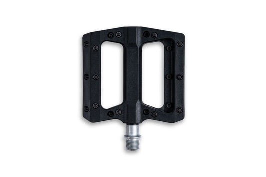 Das RFR Pedale Flat ETP von RFR zeichnet sich durch eine schwarze, große, rechteckige Plattform mit sichtbaren Anti-Rutsch-Pins für den Grip und eine silberne CrMo-Achse auf weißem Grund aus.