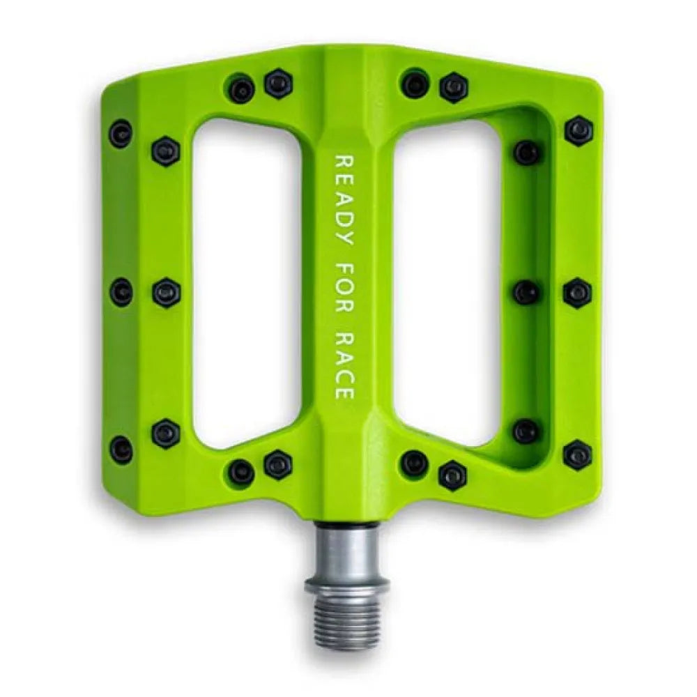 Das RFR Pedale Flat ETP ist ein leuchtend grünes Flat-Pedal mit haltbarer Thermoplast-Konstruktion, mehreren schwarzen Anti-Rutsch-Pins am Rand und dem senkrecht in weiß aufgedruckten Schriftzug READY FOR RACE" in der Mitte.