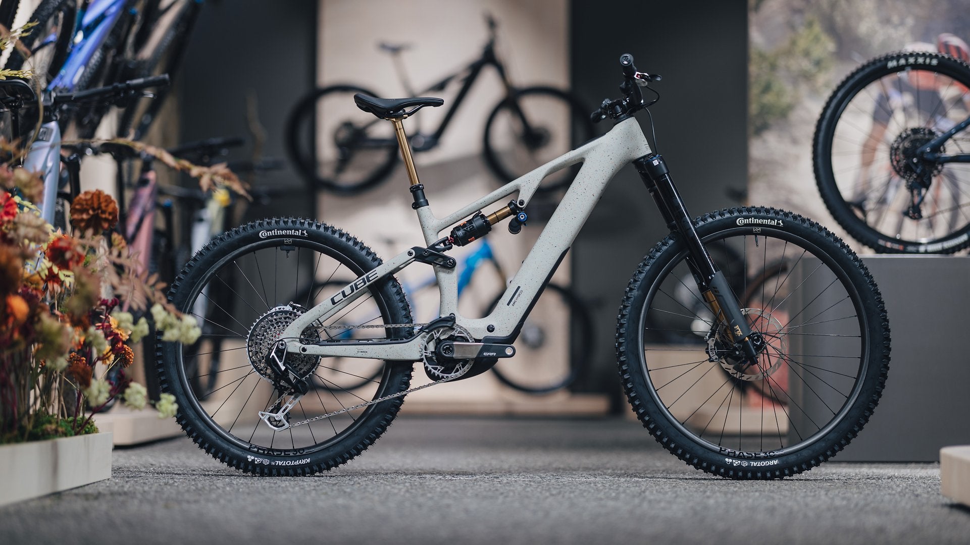 Das CUBE AMS Hybrid Moutainbike in seitenansicht im Store