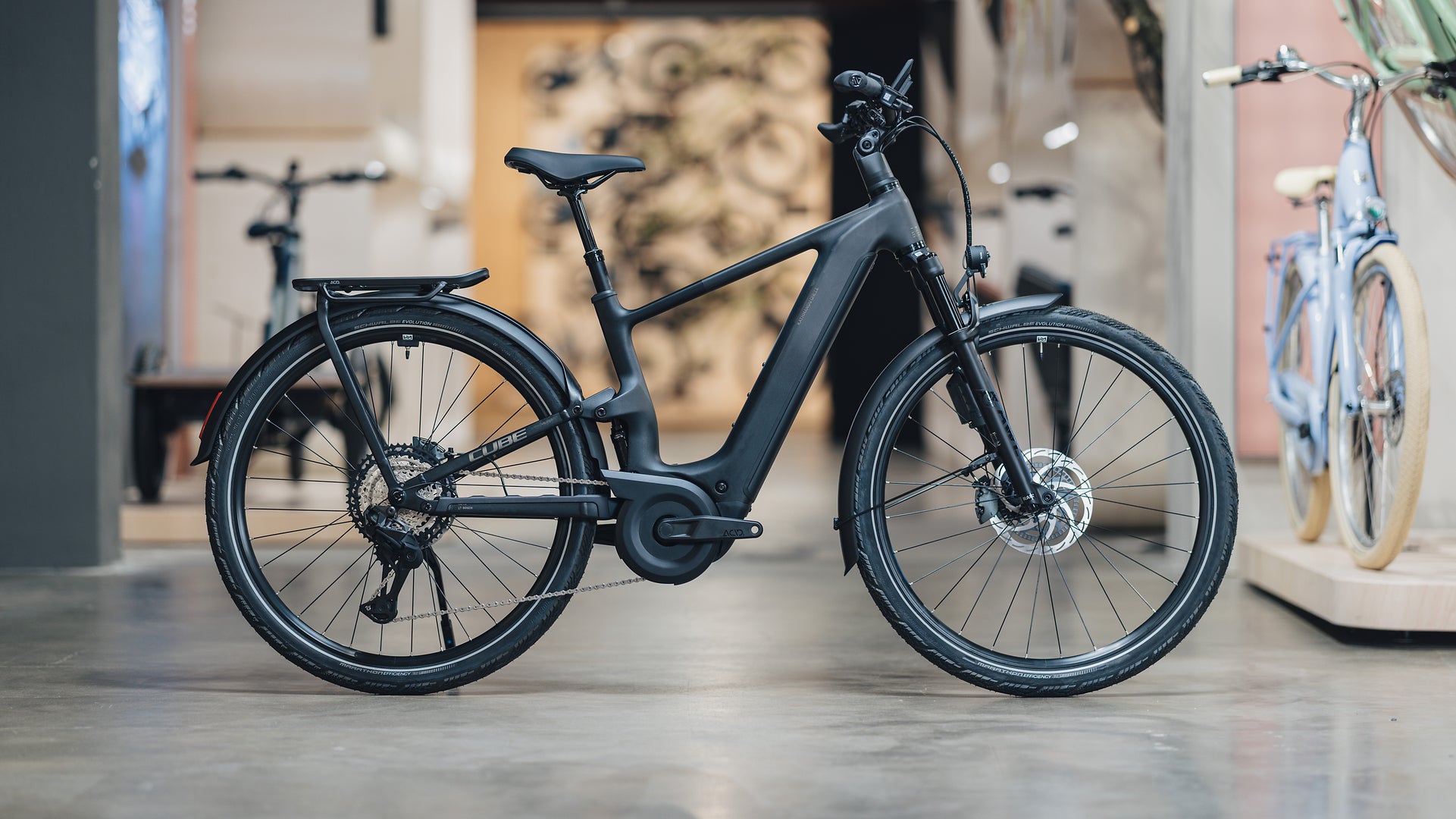 Das CUBE Kathmandu Hybrid One11 in Seitenansicht im Store