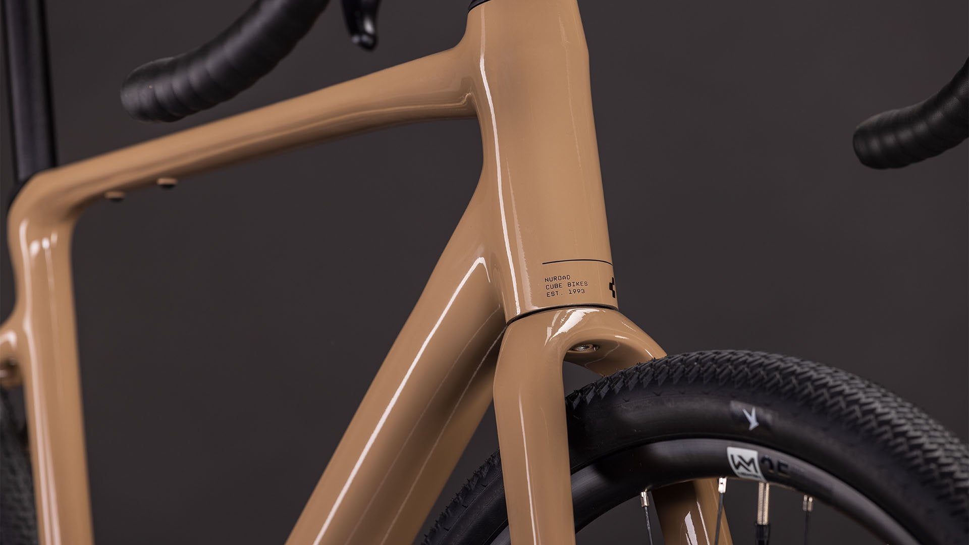 Detailfoto vom Gravelbike Cube Nuroad der Front, Steuersatz region. In farbe Caffee
